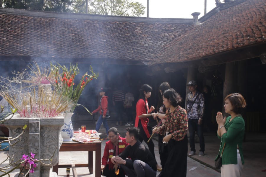 Tấp nập người đến chùa cầu bình an đầu Xuân 